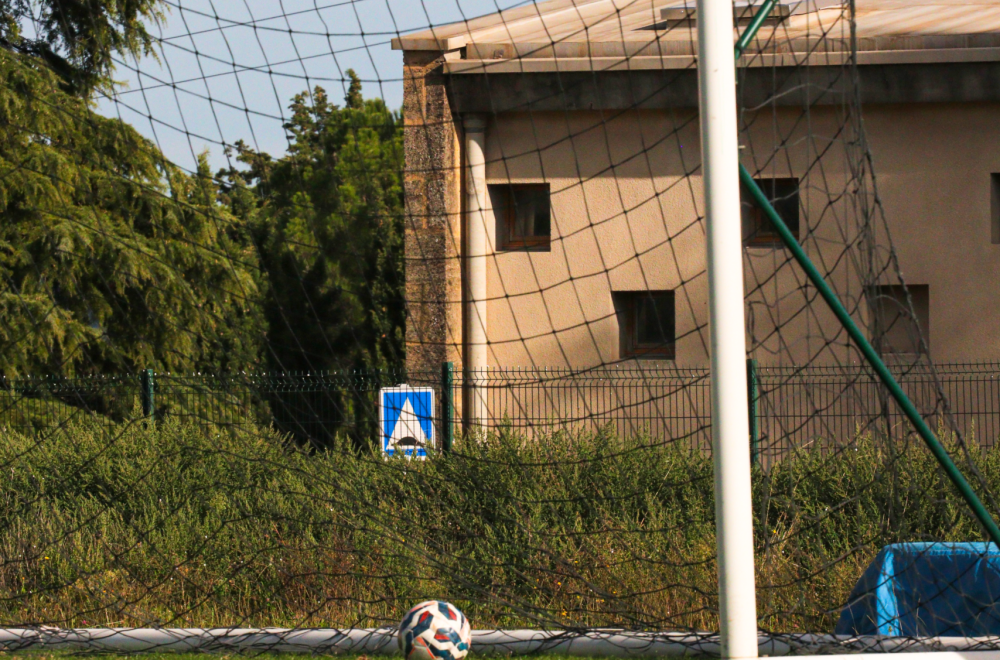 Le ballon dans la cage de football, au stade de regain a sainte tulle