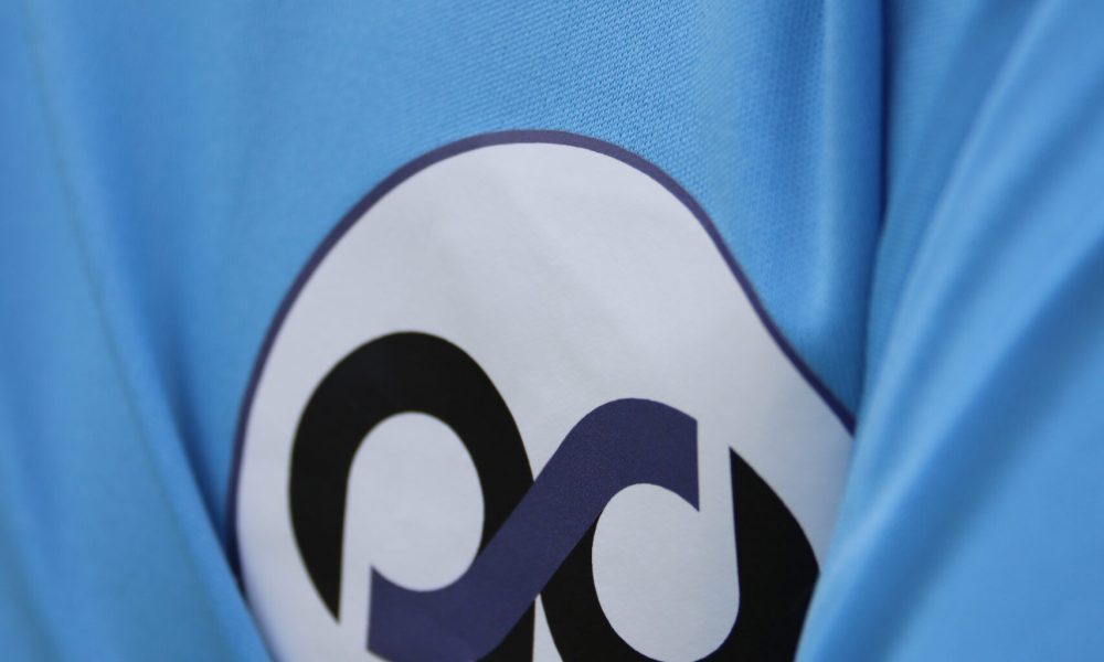 Logo de l'academie sportive des alpes sur le maillot d'un joueur.